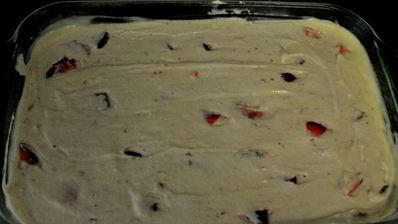 слоеный торт с клубничной начинкой и кремом амаретто