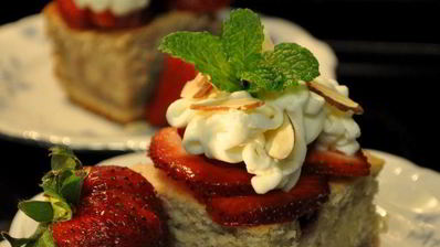 слоеный торт с клубничной начинкой и кремом амаретто