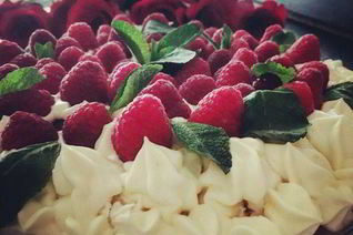 Торт с малиной и сыром