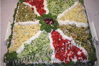 Закусочный торт с колбасой и маринованными огурцами