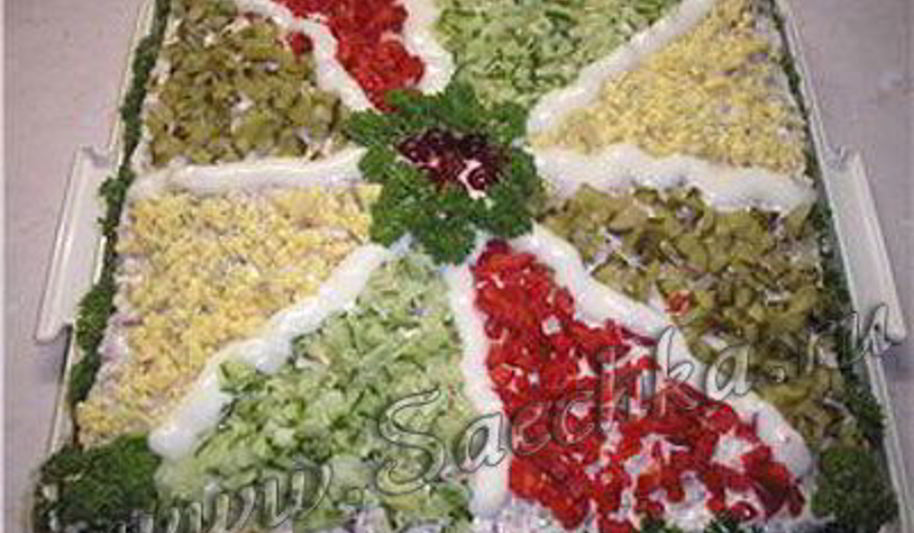 Рецепт закусочного торта с колбасой и маринованными огурцами