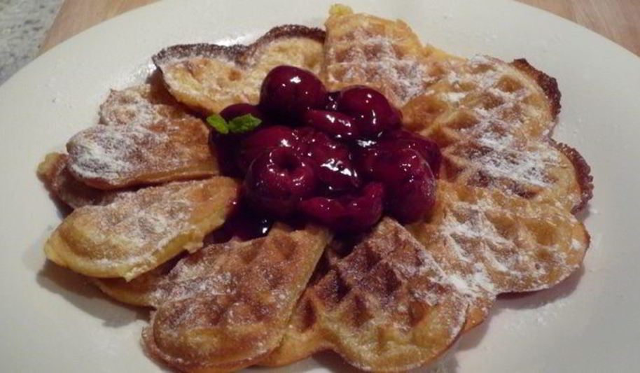 Рецепт ароматных вафель с горячим сиропом из вишни и вишневой водки