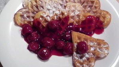 ароматные вафли с горячим сиропом из вишни и вишневой водки