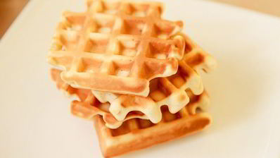 бельгийские вафли с ягодами и взбитыми сливками