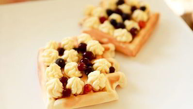 бельгийские вафли с ягодами и взбитыми сливками