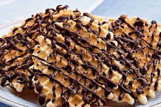 Цитрусовые вафли с шоколадным соусом