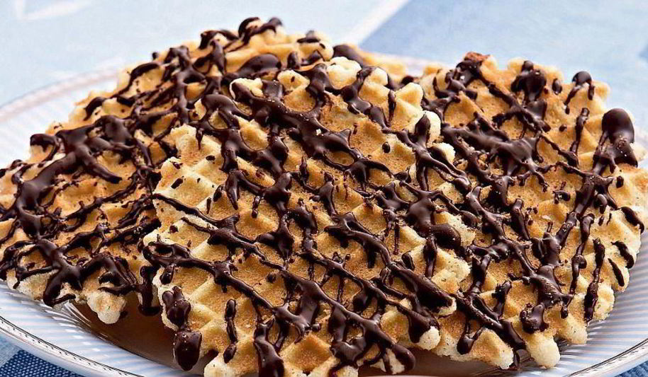 Рецепт цитрусовых вафель с шоколадным соусом