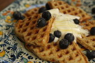 Вафли с ягодами, медом и взбитыми сливками