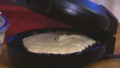 вафли с ягодами, медом и взбитыми сливками