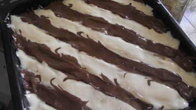 вишневый полосатый рулет