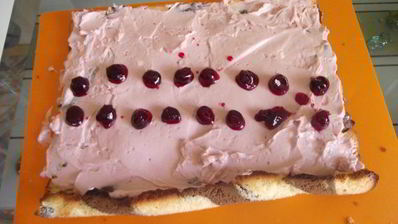 вишневый полосатый рулет