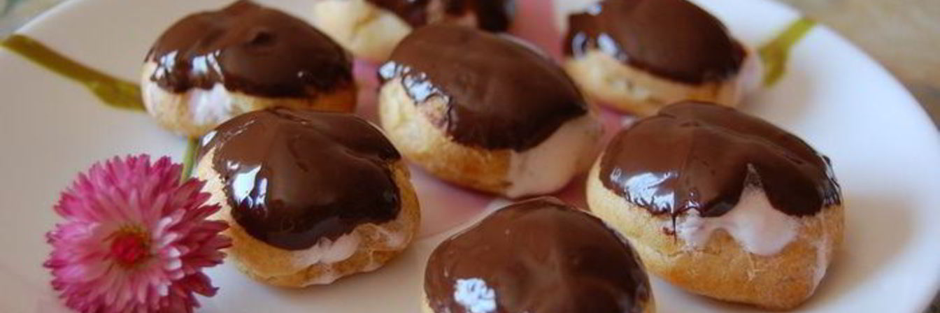 Мини-эклеры с клубничным кремом