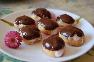 Мини-эклеры с клубничным кремом