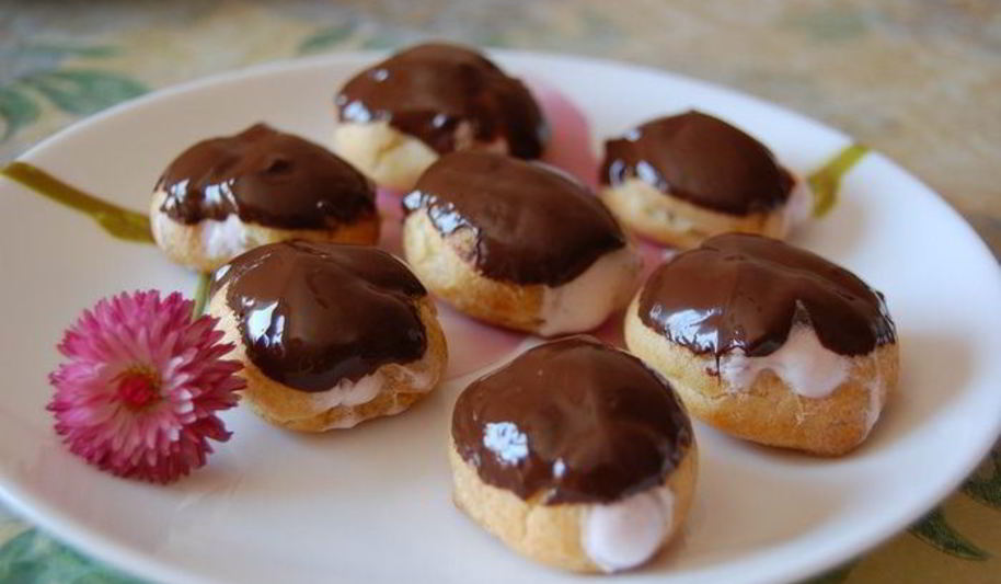 Рецепт мини-эклеров с клубничным кремом