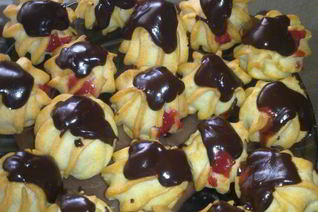 Профитроли с клубникой и шоколадом