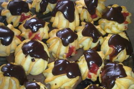 Профитроли с клубникой и шоколадом