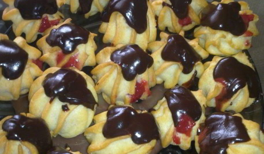 Рецепт профитролей с клубникой и шоколадом