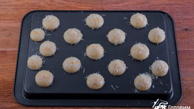 профитроли с пармезаном и муссом из форели