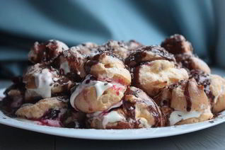 Торт из профитролей с вишней и шоколадом