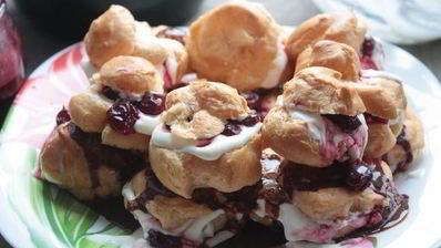 торт из профитролей с вишней и шоколадом