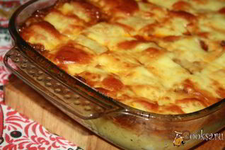 Картофельная запеканка с говяжьим фаршем, пекинской капустой, кабачками и сыром сулугуни