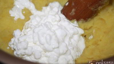 картофельная запеканка с говяжьим фаршем, пекинской капустой, кабачками и сыром сулугуни