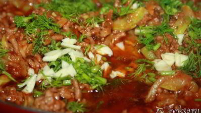 картофельная запеканка с говяжьим фаршем, пекинской капустой, кабачками и сыром сулугуни