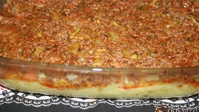 картофельная запеканка с говяжьим фаршем, пекинской капустой, кабачками и сыром сулугуни