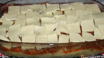 картофельная запеканка с говяжьим фаршем, пекинской капустой, кабачками и сыром сулугуни