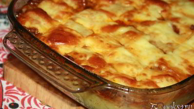 картофельная запеканка с говяжьим фаршем, пекинской капустой, кабачками и сыром сулугуни