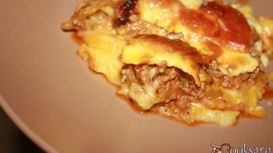 картофельная запеканка с говяжьим фаршем, пекинской капустой, кабачками и сыром сулугуни