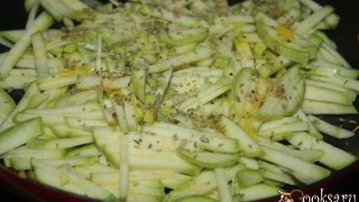 картофельная запеканка с говяжьим фаршем, пекинской капустой, кабачками и сыром сулугуни