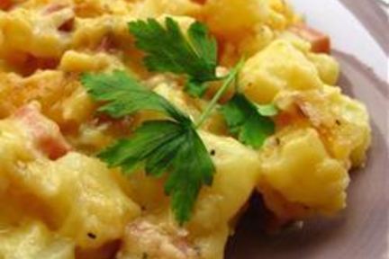 Картофельная запеканка с колбасой