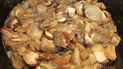 картофельная запеканка с сосисками и грибами