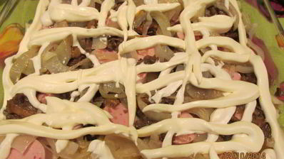 картофельная запеканка с сосисками и грибами