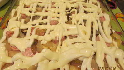 картофельная запеканка с сосисками и грибами