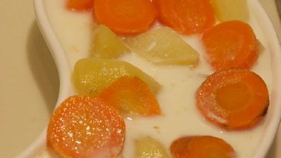 картофельно-морковная запеканка в молочном соусе