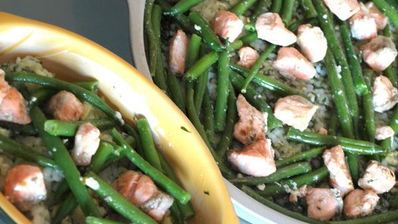 рисовая запеканка с лососем и стручковой фасолью