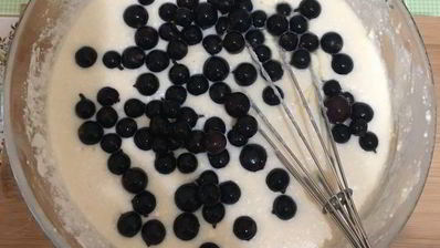 творожная запеканка с черной смородиной