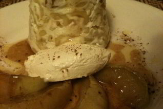 Творожно-макаронная запеканка с изюмом, карамелизованным яблоком и маскарпоне