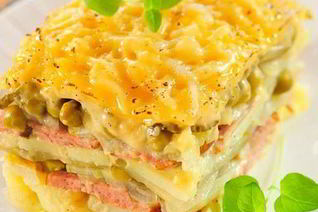 Запеканка из картофеля с колбасой и зеленым горошком