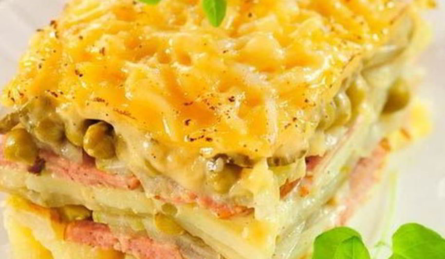 Рецепт запеканки из картофеля с колбасой и зеленым горошком