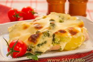 Запеканка с индейкой, брокколи и картофелем под соусом Бешамель