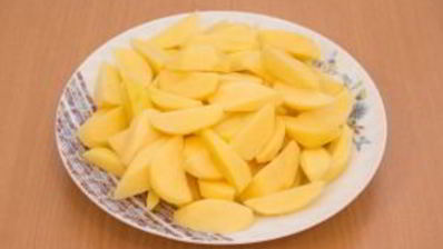 запеканка с индейкой, брокколи и картофелем под соусом бешамель