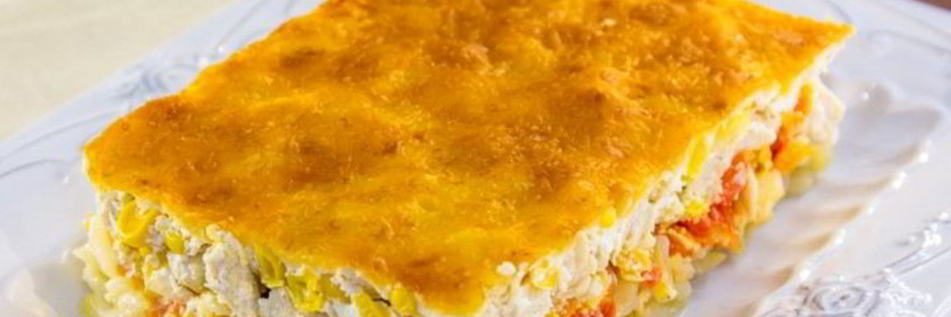 Запеканка с рисом, куриным филе, кукурузой и овощами