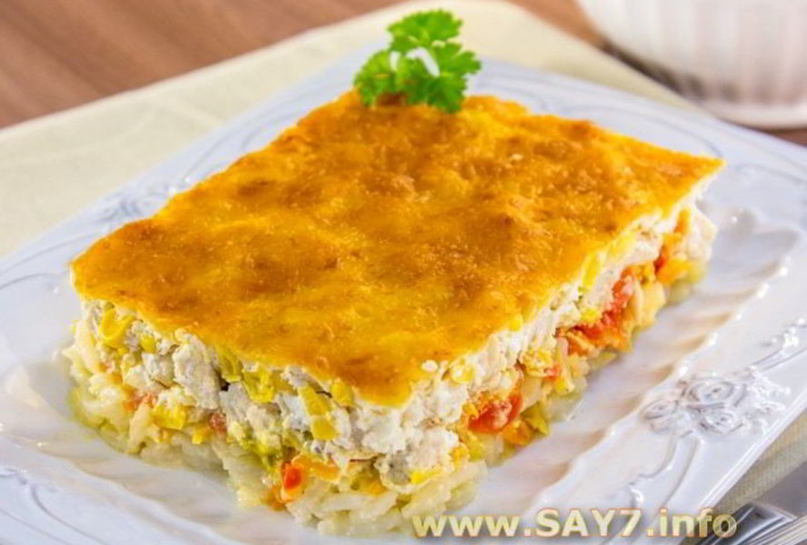 Запеканка с рисом, куриным филе, кукурузой и овощами