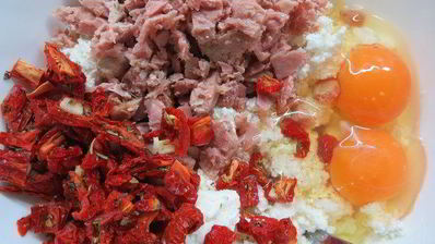 запеканка с тунцом, сыром и каперсами