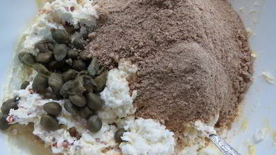 запеканка с тунцом, сыром и каперсами