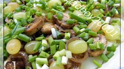 запеканка с виноградом и грибами