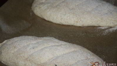 ароматный хлеб с цельнозерновой мукой и сухой кавказской аджикой ночного брожения